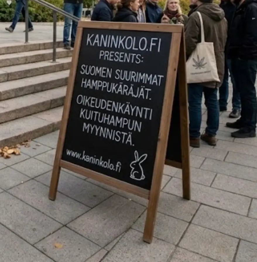 Valokuva Turun oikeustalon edustalta, jossa on kyltti 'Kaninkolo.fi esittää: Suomen suurimmat hamppukäräjät' ja mielenosoittajia vaatimassa laillista kuituhamppukauppaa.