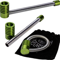 Kuva Twister Spring Pipe L -piipusta, jossa näkyy innovatiivinen metallinen jousimekanismi savukanavassa. Piippu on tyylikäs, musta ja kompaktin kokoinen.