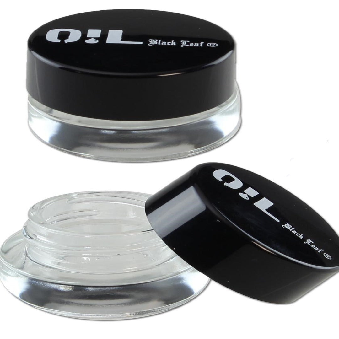 Pieni läpinäkyvä 3ml Oil Black Leaf lasipurkki, jossa musta muovinen kierrekansi. Purkki on valkoisella taustalla, valmiina öljyjen ja konsentraattien säilytykseen.