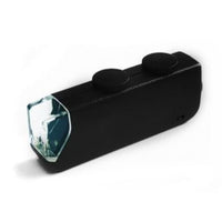Kompakti, musta kannettava mikroskooppi, jossa on säädettävä 60-100x suurennos ja sisäänrakennettu LED-valo, tarkastelemassa lehteä.