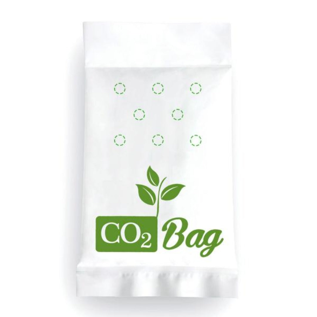 Co2Bag hiilidioksidipussi ripustettuna rehevien viherkasvien ylle sisäviljelytilassa, edistäen optimaalista kasvua