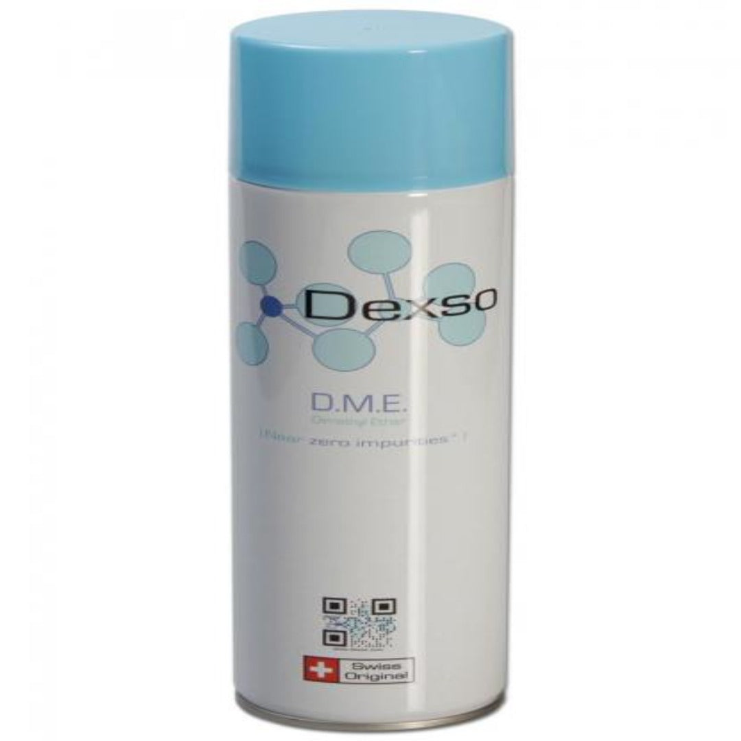 Dexso Organic Degreaser Dimethylether -spraypullo, josta suihkuava kirkas sumu symboloi tehokasta ja jäämätöntä puhdistusta sekä tarkkaa uuttamista.