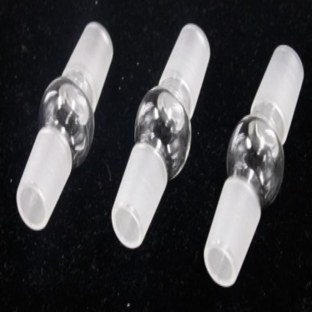 Läpinäkyvä borosilikaattilasi adapteri 14mm Male to Male -liittimillä savustusvälineisiin, valkoisella taustalla.