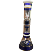 Kani Striped Beaker 8-arm 46cm lasisuodatin, jossa on elegantti raidallinen kuviointi ja tehokas 8-haarainen percolaattori, valkoinen tausta.