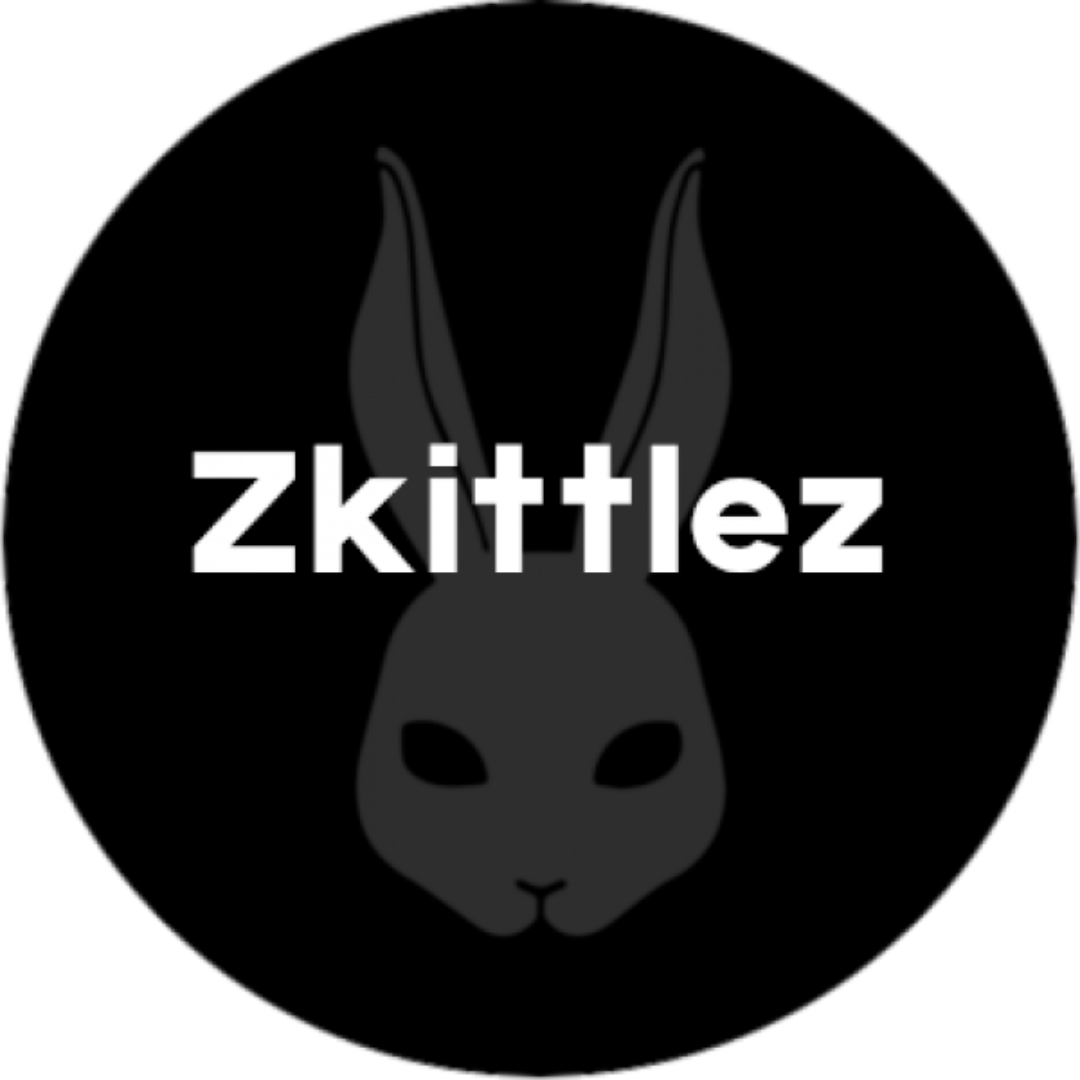 Lähikuva Zkittlez Fem -kannan tiheistä, resinantäyteisistä, värikkäistä kukinnoista, joissa on violetin ja vihreän sävyjä.