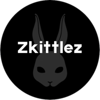 Lähikuva Zkittlez Fem -kannan tiheistä, resinantäyteisistä, värikkäistä kukinnoista, joissa on violetin ja vihreän sävyjä.