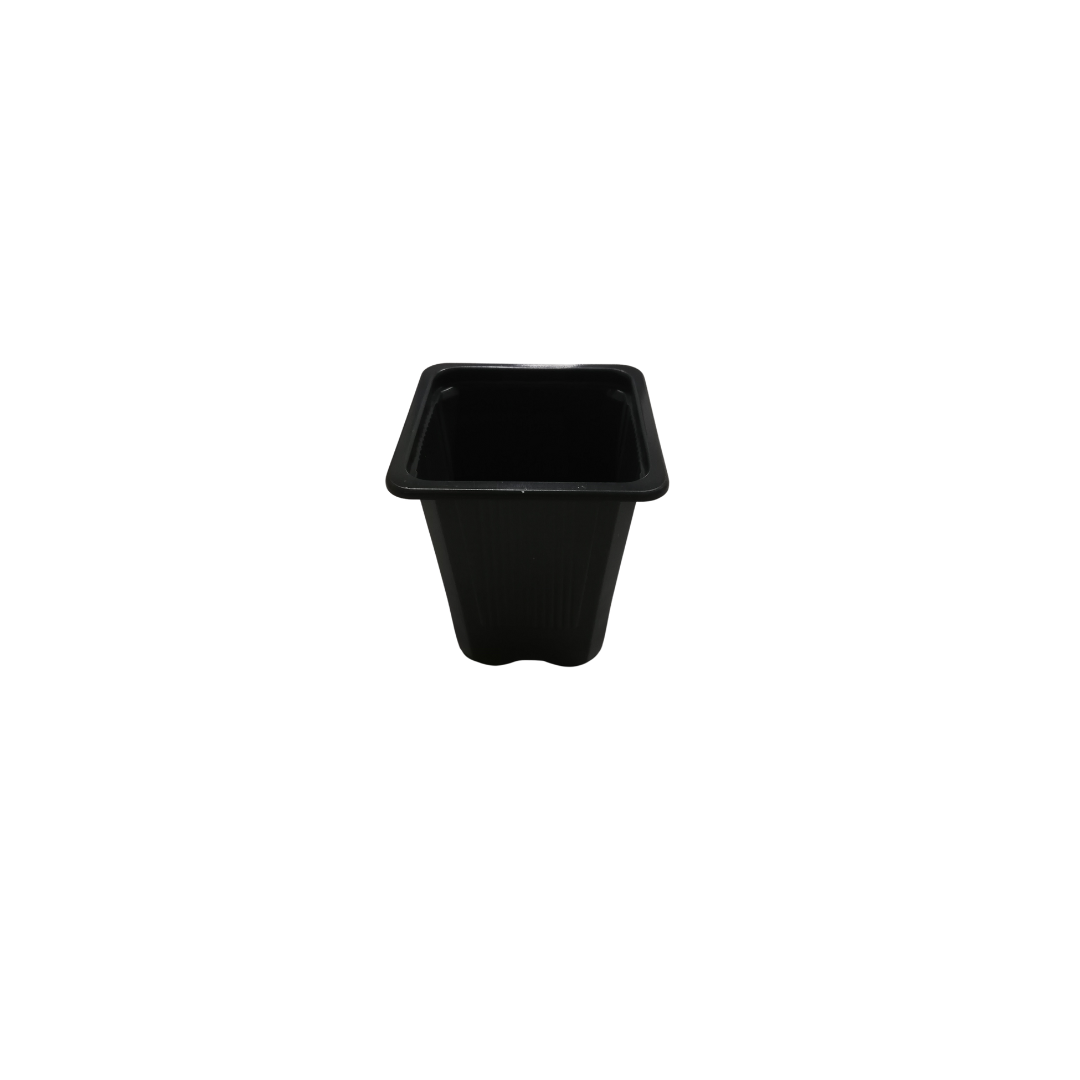 Musta neliönmuotoinen taimiruukku 7x7x8 cm (0,23 L), jossa pohjassa reikiä tehokkaaseen vedenpoistoon, valmiina siementen istutukseen.