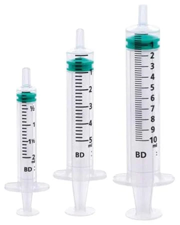 BD Emerald 2ml injektioruisku vihreällä kumimännällä ja selkeällä mitta-asteikolla valkoisella taustalla.