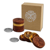 Musta Black Leaf Maori Al. Wooden Grinder -yrttimylly, jossa puukuvioinen ulkokuori ja avattu sisus näyttäen terävät alumiinihampaat ja neljä osaa, mukaan lukien kief-kerääjä.