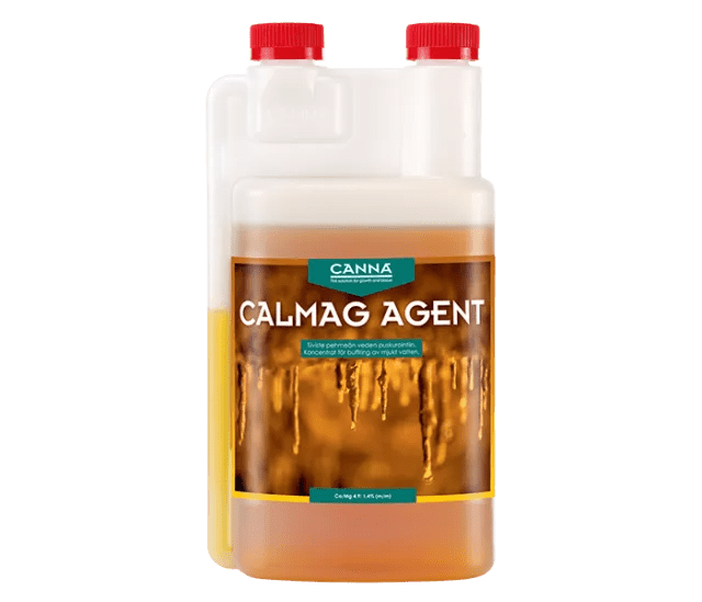Canna CALMAG AGENT -nestemäinen kalsium- ja magnesiumlisä pullossa, vihreiden kasvien ja viljelyympäristön taustalla.