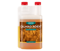 Canna CALMAG AGENT -nestemäinen kalsium- ja magnesiumlisä pullossa, vihreiden kasvien ja viljelyympäristön taustalla.