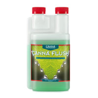 Kuva Canna FLUSH -pullosta, vihreiden kasvien ympäröimänä, symboloiden puhdasta ja maukasta satoa.