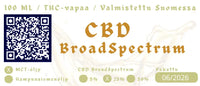 100ml 25% Broad Spectrum CBD-ihoöljypullo ja sen lasipipetti, josta tippuu kirkasta MCT-pohjaista öljyä, sijoitettuna luonnonvaloon puupinnalle.