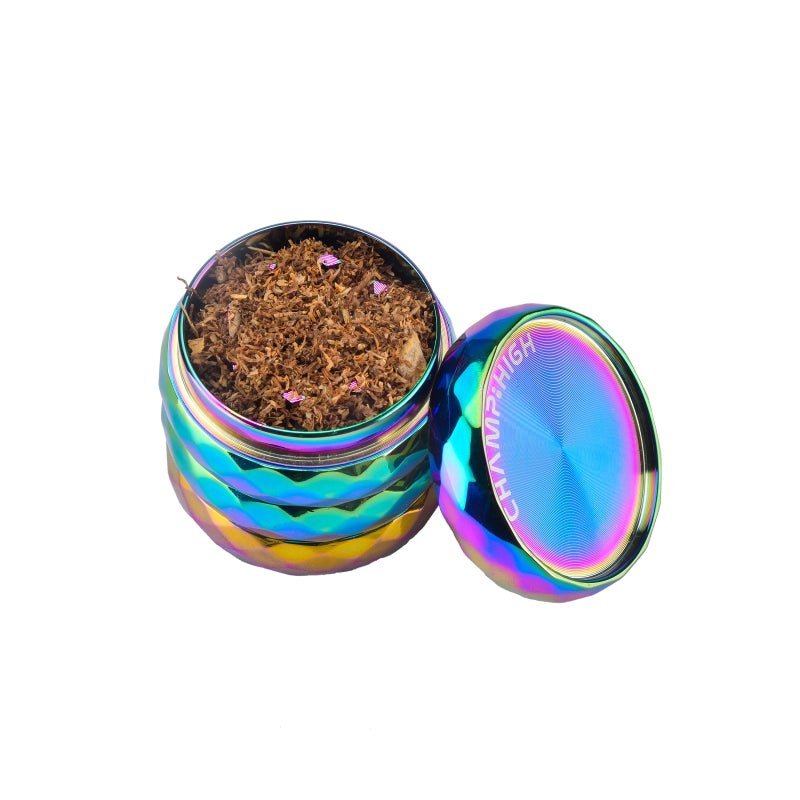 Kuva Champ High Rainbow Grinderistä, sateenkaaren väreissä hohtava 4-osainen metallinen yrttimylly avattuna esittäen timanttihiottuja hampaita ja siivilää.