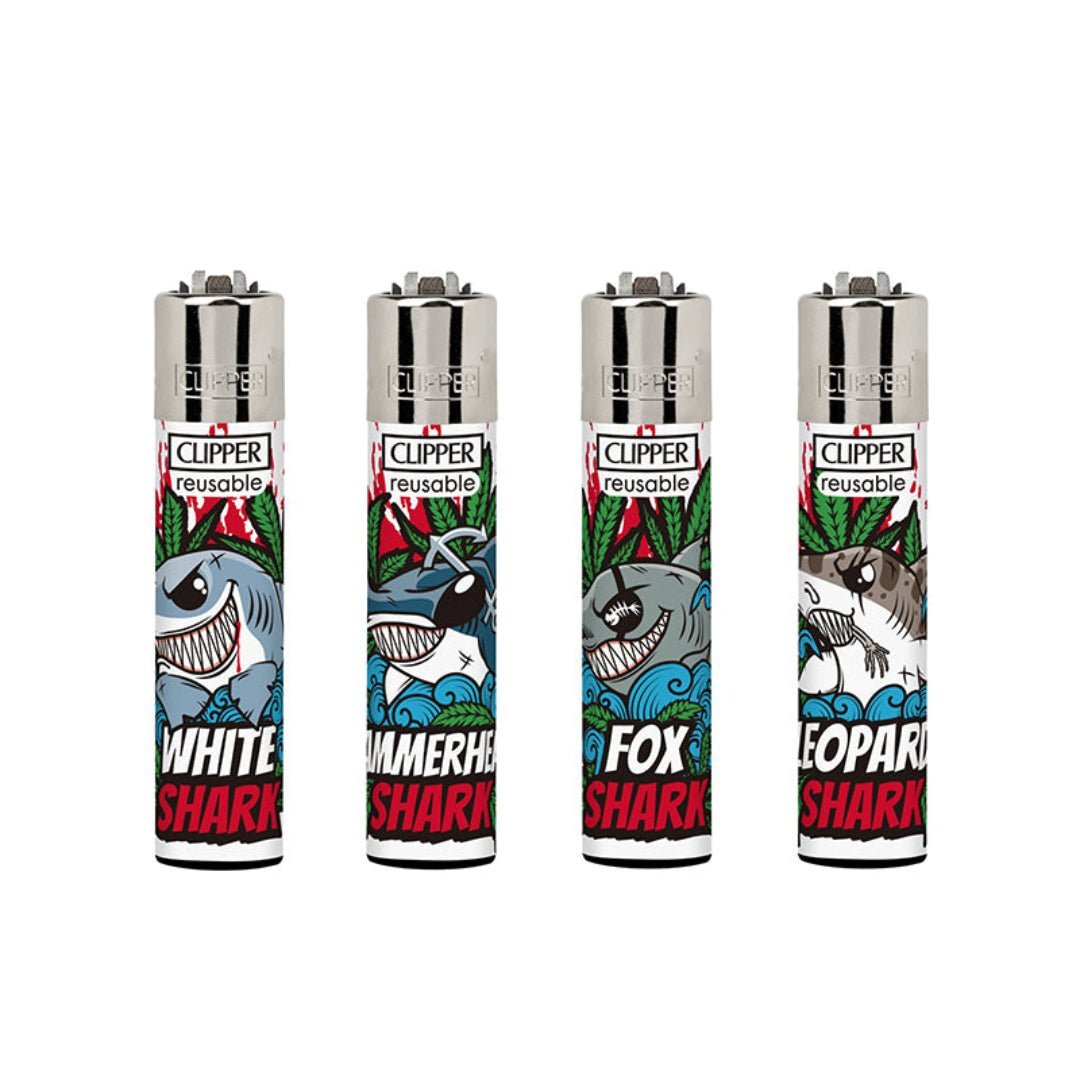 Clipper Shark -sytytin, jossa on tyylikkäitä haita esittäviä kuvia. Sytytin on täytettävä ja siinä on vaihdettava piikivi, esitettynä valkoisella taustalla.