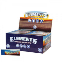 ELEMENTS Filter Tips -suodatinpaperivihko pöydällä, sisältäen valkaisemattomia, ruskeita, rei'ittämättömiä tippejä. Korostaa tuotteen luonnollista ja minimalistista muotoilua.