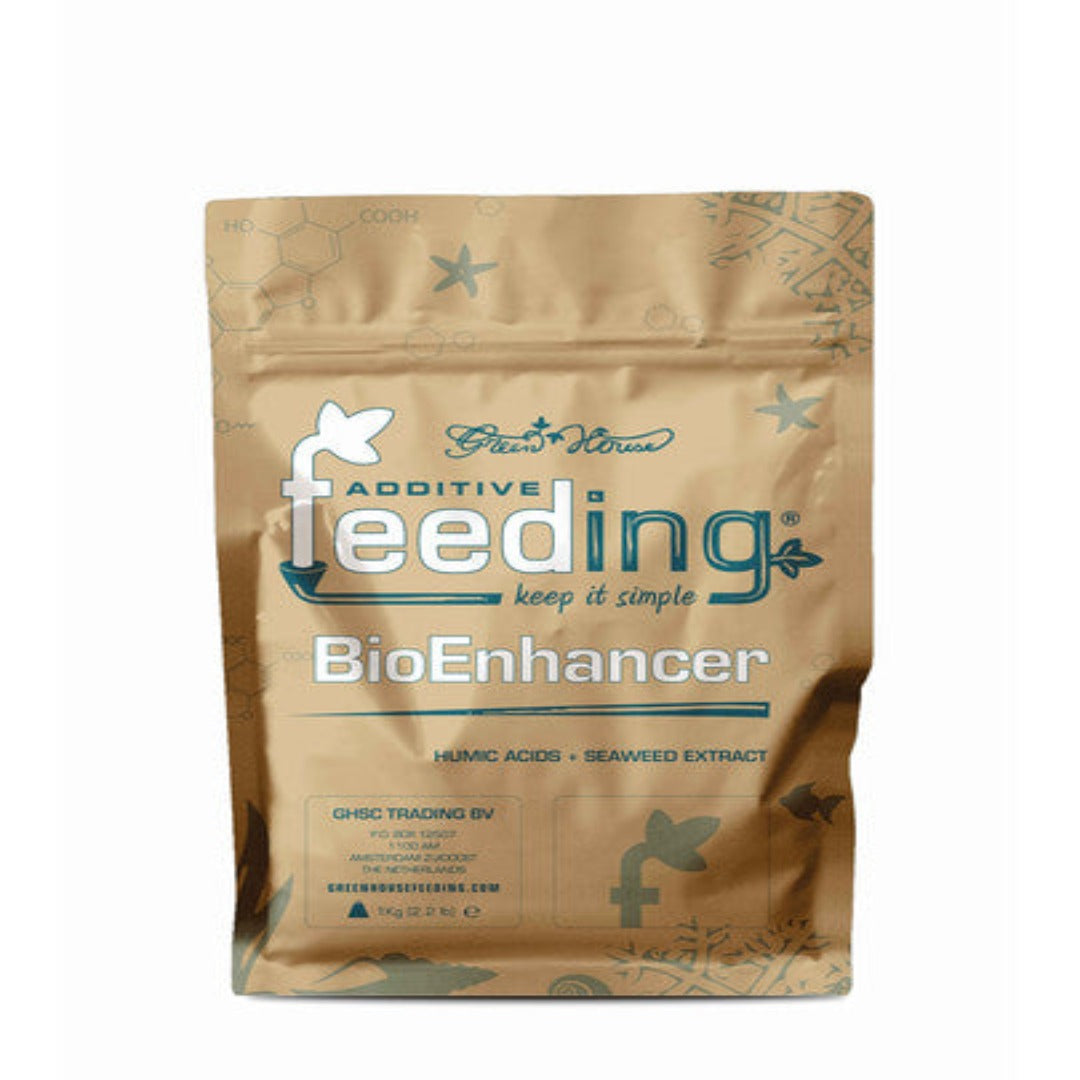 Green House BioEnhancer -pakkaus, orgaaninen kasvunparannusjauhe, vihreää lehtivihreää ja terveitä juuria symboloiva kuva.