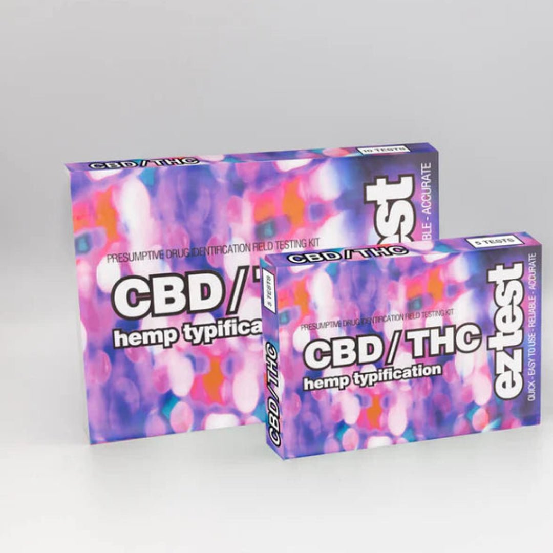 Ez Test CBD/THC -pakkaus avattuna, sisältäen testipullon ja värjäytyneen reagenssinäytteen vertailua varten.