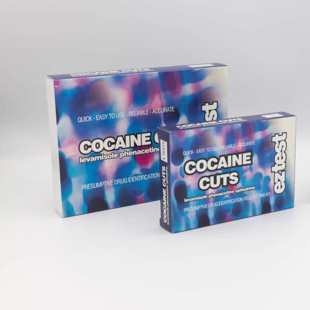 Ez Test Cocaine cuts -reagenssitesti, joka näyttää väriä vaihtavan reagenssin ja esimerkkejä värituloksista, osoittaen testin helpon käytön ja visuaalisen tulkinnan. Pakkauksen kuvaus ja käyttöohjeet taustalla.