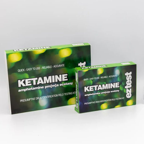 Ez test Ketamine pikareagenssitesti ketamiinin tunnistamiseen, pakkaukseen sisältyvä väriasteikko ja käyttöohje.