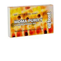 EZ Test MDMA (Marquis) -pikatestipakkaus, jossa näkyy reagenssipullo, värikartta ja testattava jauhe. Tunnista MDMA ja vältä vaaralliset aineet.