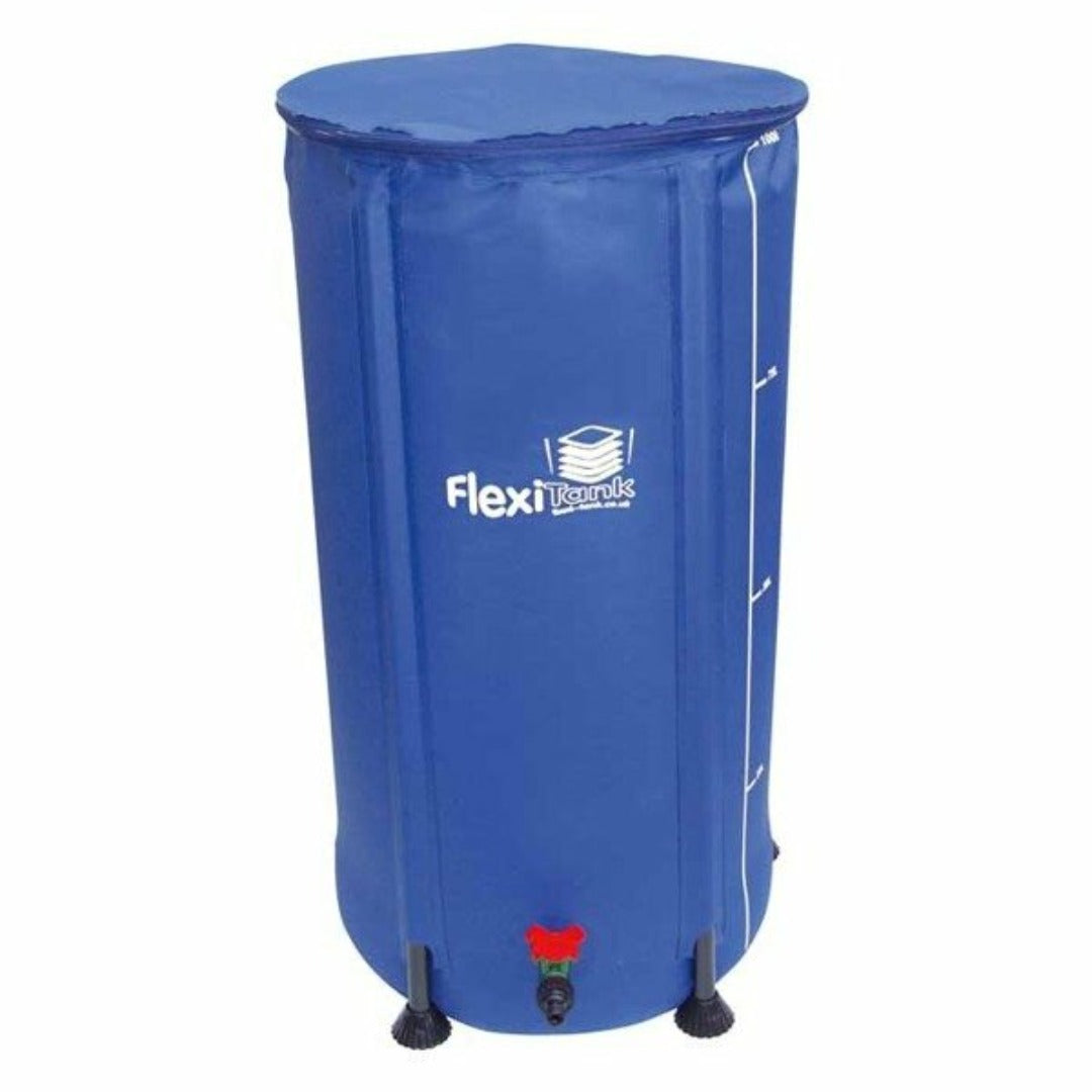 Kokoontaitettava Flexitank 100L nestesäiliö sinisenä, puoliksi täytettynä vedellä nurmikolla.