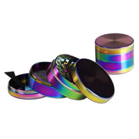 Kuva Grinder "Oil Colours" 4-osaisesta metalligrinderistä, jossa näkyvät monivärinen, sateenkaaren sävyinen viimeistely, terävät timanttileikatut hampaat ja hienoverkkosiivilä.