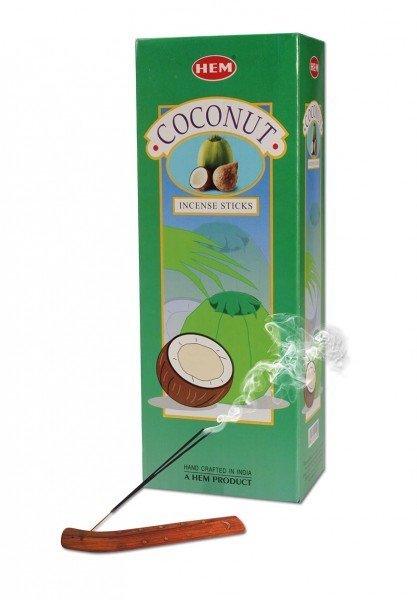 HEM Coconut suitsukepaketti ja palava suitsuke, joka levittää kookoksen tuoksua rauhallisessa kodin ympäristössä.