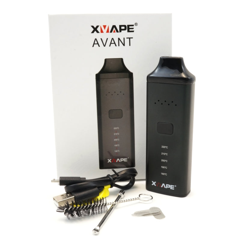 X-Vape Avant -kuivayrttihöyrystin tyylikkäässä mustassa värissä, magneettisella suukappaleella ja kompaktilla muotoilulla, käyttövalmiina.