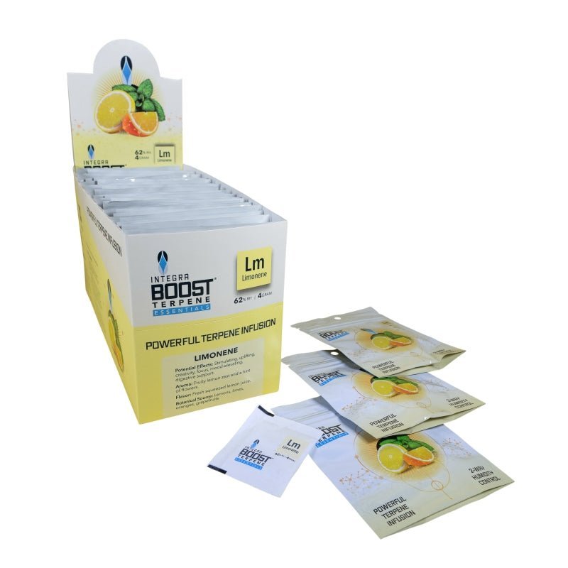 Oranssi Integra Boost Terpene Essentials Limoneeni 67g pakkaus ja kosteusindikaattorikortti sitrushedelmien kuvituksella.