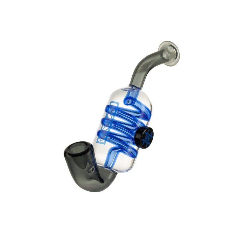KRYO Sherlock Pipe Black -lasipiippu tyylikkäästi kuvattuna, esittelee sen ikonista Sherlock-muotoilua ja näkyvää, jäähdyttävää KryoGel-nestettä.