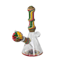 Tyylikäs sinipunainen 18cm Mini Bong Slit Diffuserilla, läpinäkyvää borosilikaattilasia, esillä puhtaalla valkoisella taustalla.