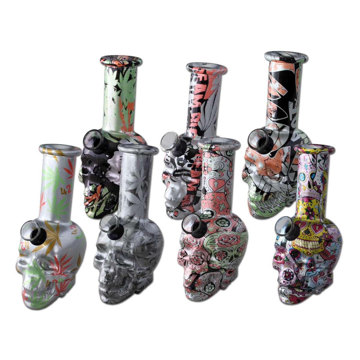 Mini Glass Bong SKULL 15cm, lasinen kalloaiheinen vesipiippu kompaktin kokoinen mustalla pohjalla, näyttää läpinäkyvän varren ja kulhon.