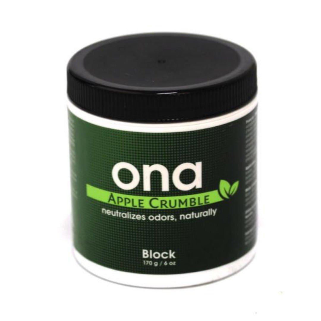 ONA Block Apple Crumble 170g -hajunpoistaja avattuna, levittäen raikasta omenapiirakan tuoksua.