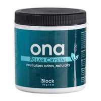 Kuva ONA Block Polar Crystal 170g -hajunpoistajasta, joka on pieni sinivalkoinen purkki valkoisella kannella, symboloiden raikasta ja puhdasta ilmaa hajunpoiston jälkeen.