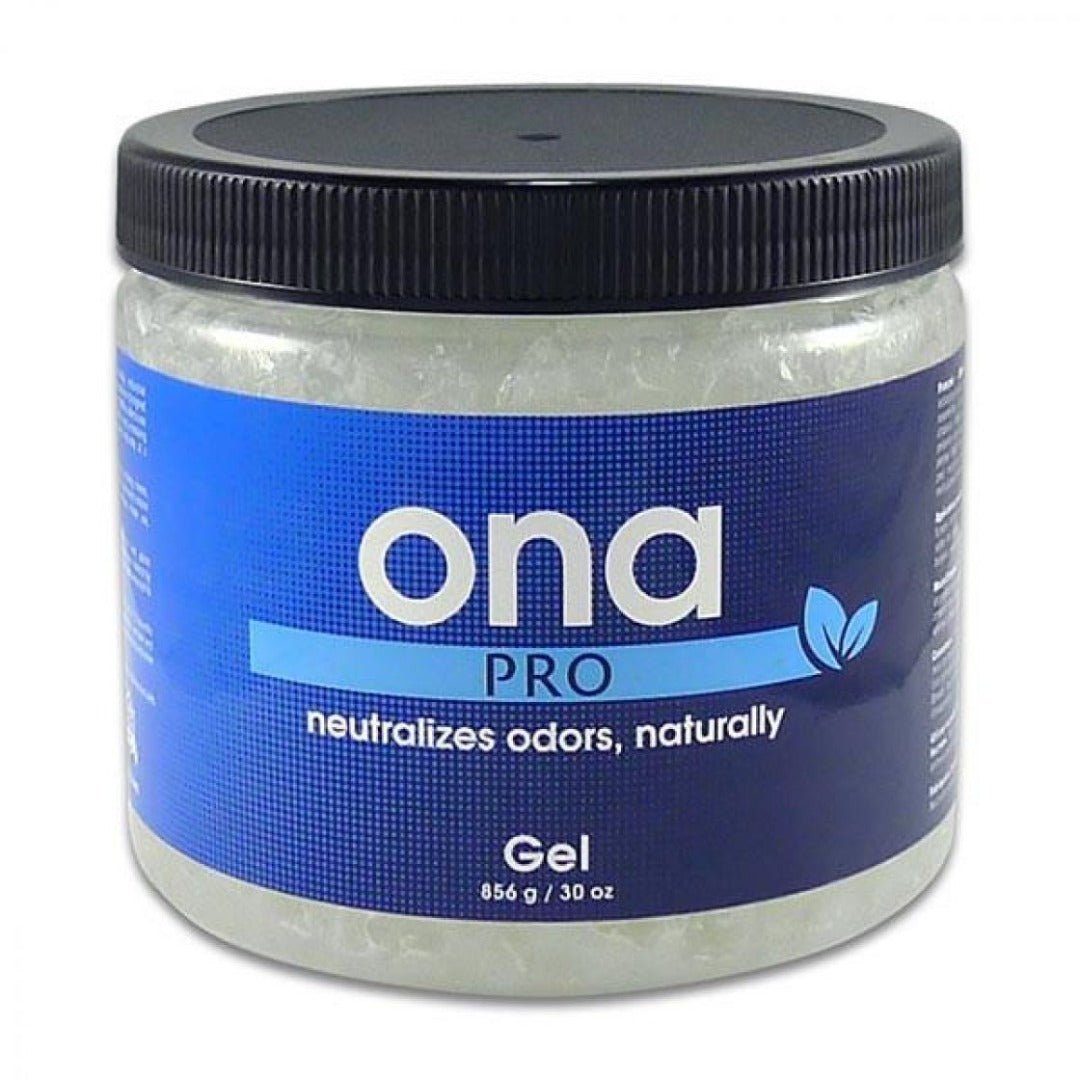 ONA Gel Pro 732g -purkki valko-sinisellä etiketillä pöydällä, osoitus ammattimaisesta ja tehokkaasta hajuntorjuntaratkaisusta.