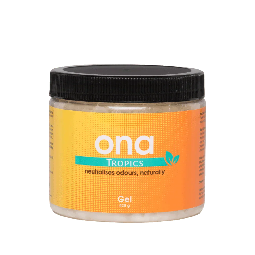 ONA Gel Tropics 400g -purkki, joka sisältää raikasta, trooppisen tuoksuista hajuneutraloivaa geeliä. Läpinäkyvä purkki, jossa näkyy keltainen geeli ja vihreä etiketti, korostaa tuotteen luonnollisuutta ja tehoa.