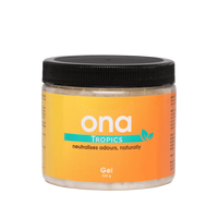ONA Gel Tropics 400g -purkki, joka sisältää raikasta, trooppisen tuoksuista hajuneutraloivaa geeliä. Läpinäkyvä purkki, jossa näkyy keltainen geeli ja vihreä etiketti, korostaa tuotteen luonnollisuutta ja tehoa.