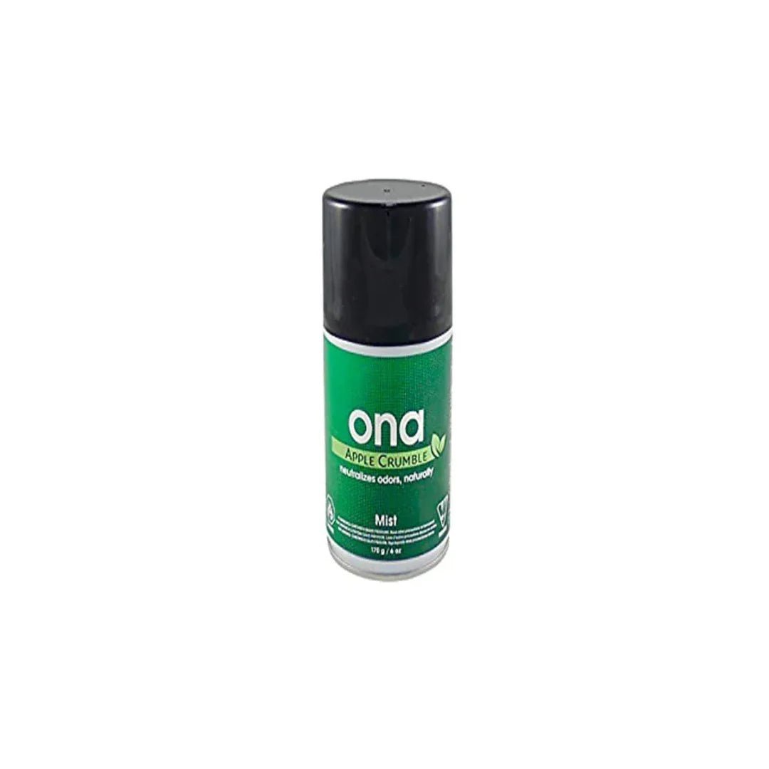 Kuva Ona Mist Apple Crumble 170g aerosolipakkauksesta, jossa on omenapiirakan ja höyryävien omenoiden kuvia, symboloiden tuoksua ja tehokasta hajunpoistoa.