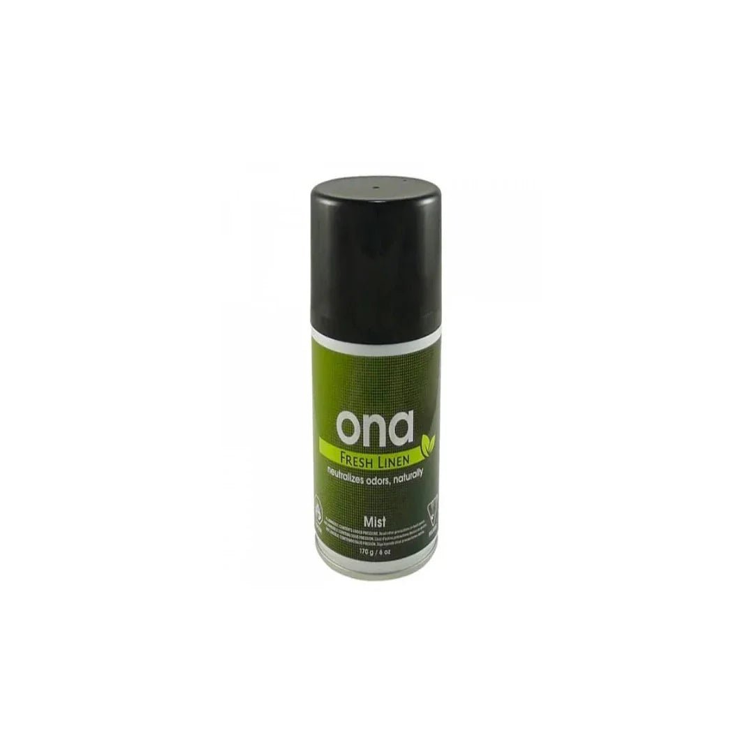 ONA Mist Fresh Linen 170g -aerosolipullo, jossa tyylikäs sininen etiketti ja valkoinen suojakorkki, symboloiden puhtautta ja raikkautta.