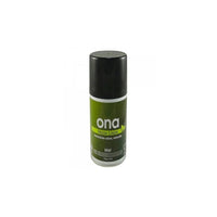 ONA Mist Fresh Linen 170g -aerosolipullo, jossa tyylikäs sininen etiketti ja valkoinen suojakorkki, symboloiden puhtautta ja raikkautta.