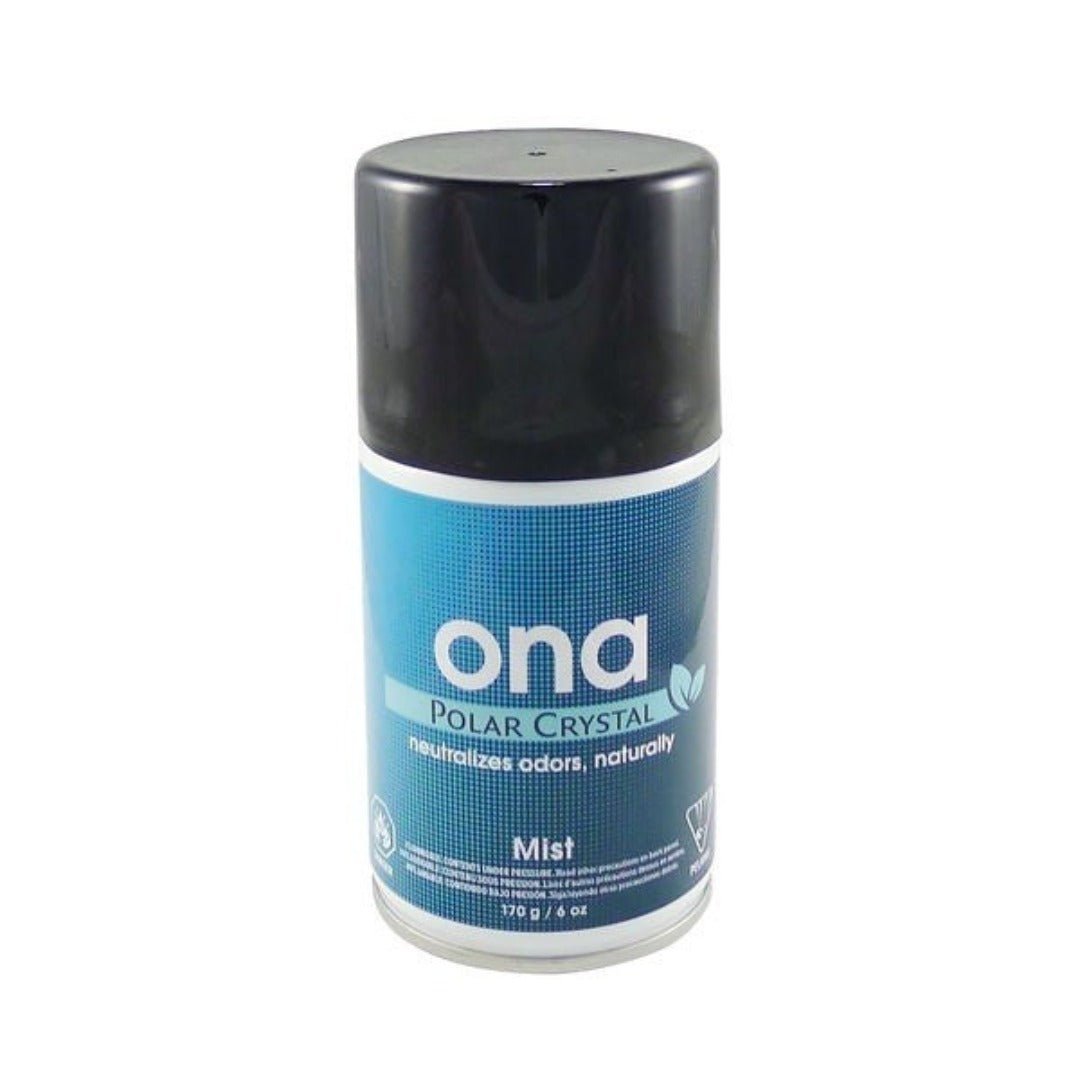 ONA Mist Polar Crystal 170g aerosolipullo, hienojakoista hajunpoistosumua tuottava painepakkaus sinivalkoisessa pakkauksessa.