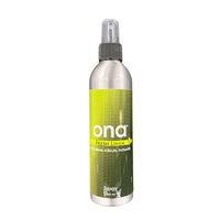 ONA Spray Fresh Linen 250ml pumppupullo luonnollisessa, raikkaassa ympäristössä, kuvastaen puhtautta.