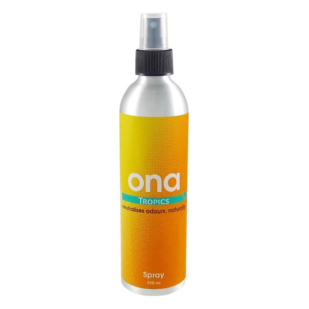 ONA Spray Tropics 250ml -suihkepullo eksoottisten kukkien ja hedelmien ympäröimänä kuvaten raikasta, trooppista tunnelmaa.