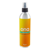ONA Spray Tropics 250ml -suihkepullo eksoottisten kukkien ja hedelmien ympäröimänä kuvaten raikasta, trooppista tunnelmaa.