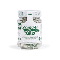 Lähikuva PURIZE® Conical XTRA Slim -aktiivihiilisuodattimista uudelleenkäytettävässä lasipurkissa, korostaen suodattimen kartiomaista muotoa ja keraamisia päitä.