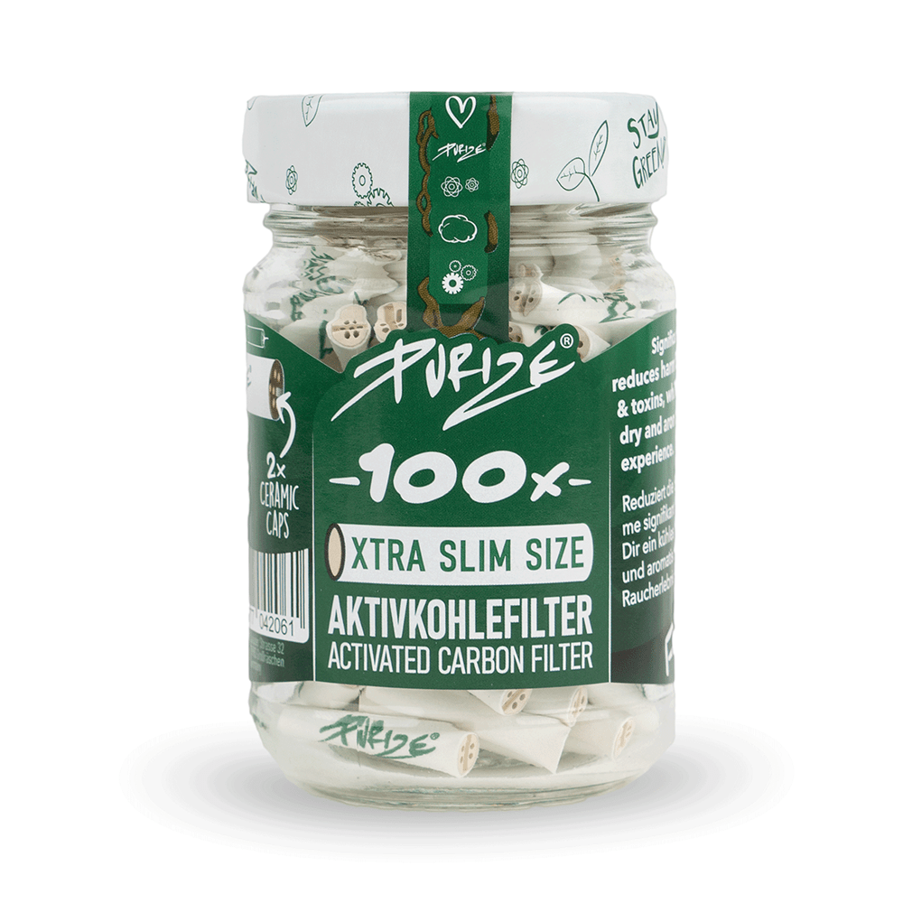 PURIZE® Glass 100 XTRA Slim -aktiivihiilifiltterit, pakattuna eleganttiin, ilmatiiviiseen lasipurkkiin. Läpinäkyvässä purkissa näkyy 100 valkoista suodatinta.