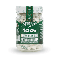 PURIZE® Glass 100 XTRA Slim -aktiivihiilifiltterit, pakattuna eleganttiin, ilmatiiviiseen lasipurkkiin. Läpinäkyvässä purkissa näkyy 100 valkoista suodatinta.