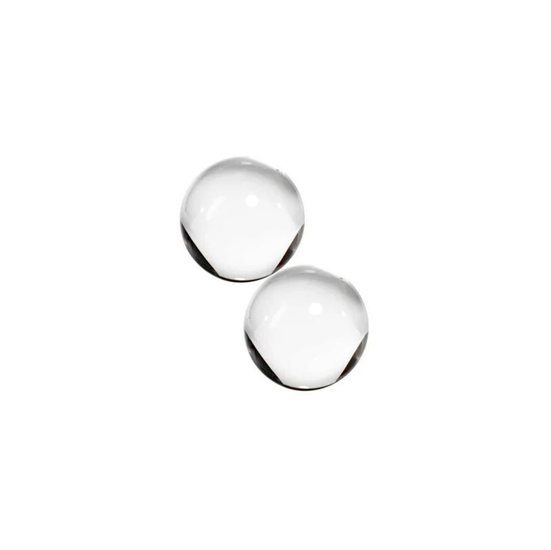 Kaksi kirkasta, pyöreää 6mm kokoista kvartsilasista Terp Pearls -kuulaa valkoisella, pehmeästi valaistulla taustalla.