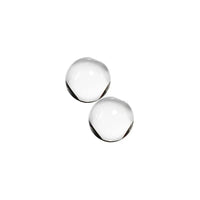 Kaksi kirkasta, pyöreää 6mm kokoista kvartsilasista Terp Pearls -kuulaa valkoisella, pehmeästi valaistulla taustalla.